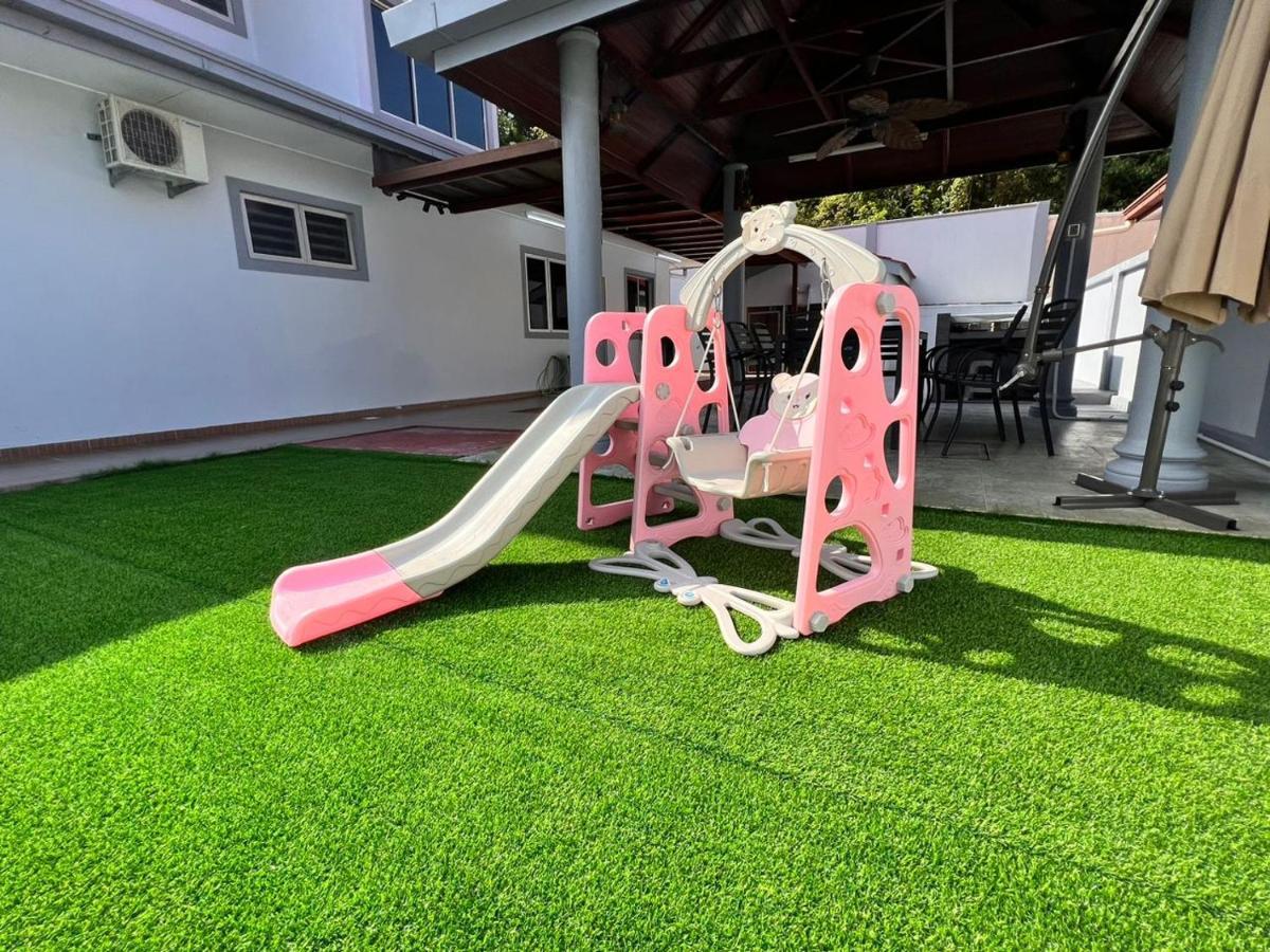 Bearbrick Homestay With Pool Port Dickson Exterior foto